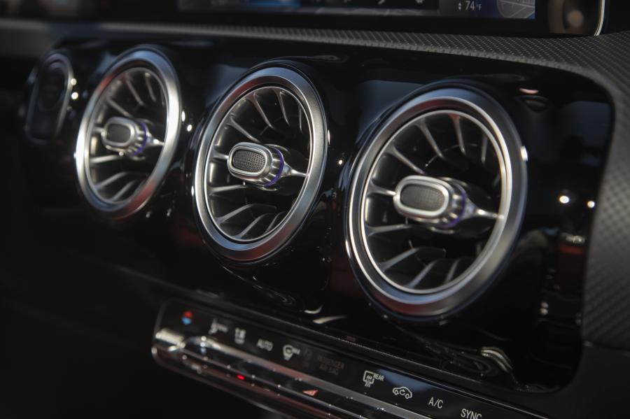 Детали интерьера Mercedes-AMG CLA45 4Matic+ (C118) 2019 года  (NA) (фото 66 из 73)